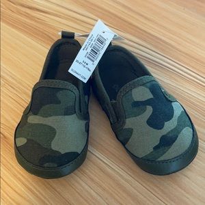 NWT Old Navy Unisex Camo Slip-On shoes Baby
3-6 M